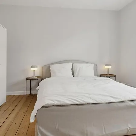Bright With Balcony Close To Center Apartment *