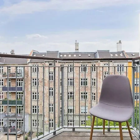 Bright With Balcony Close To Center *