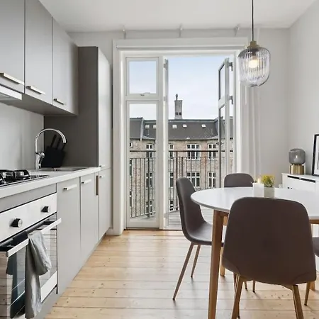Apartment Bright With Balcony Close To Center